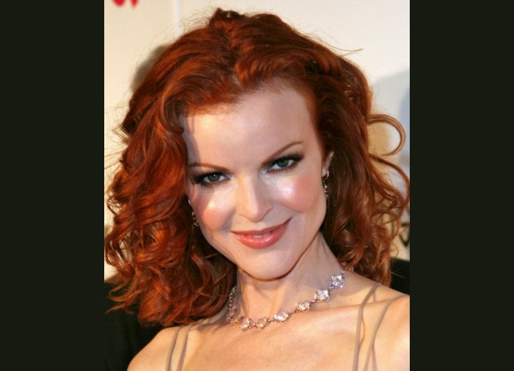 Shoulder-length hair with curls - Marcia Cross