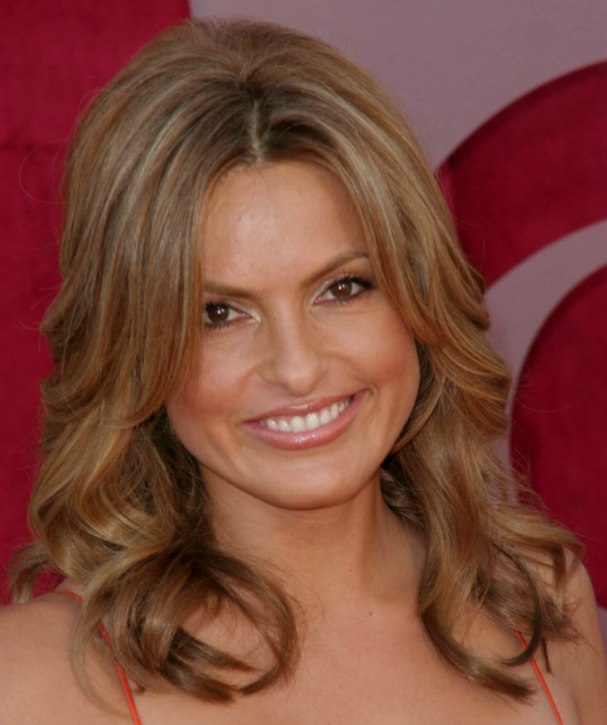 mariska hargitay wearing her hair long and trendy with foiling