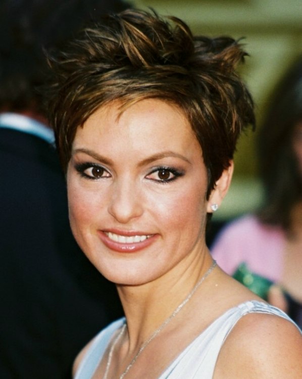 mariska hargitay wearing a short choppy haircut or pixie