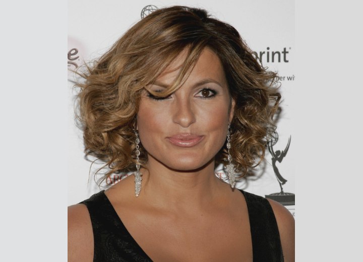 Mariska Hargitay's large hairdo with curls