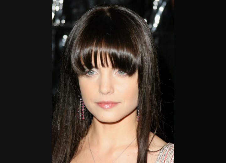 Mena Suvari's hair with curved bangs or fringe