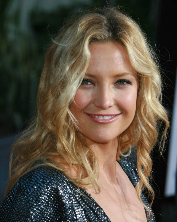 Kate Hudson's hair with natural looking waves and spirals