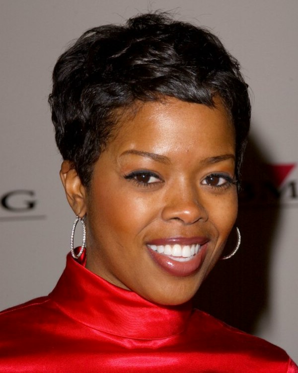 Malinda Williams wearing her hair in a shag cut and super 