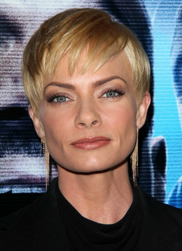 Jaime Pressly  Pixie hairstyle with a super short neck 