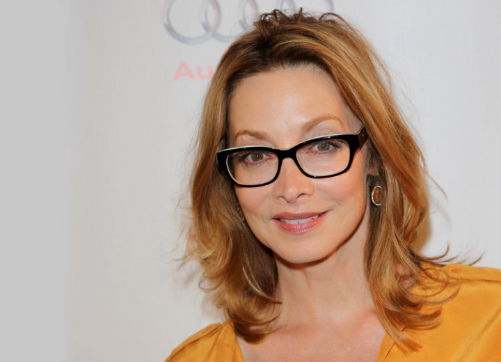 Sharon Lawrence  Hairstyle and glasses to create a sporty 