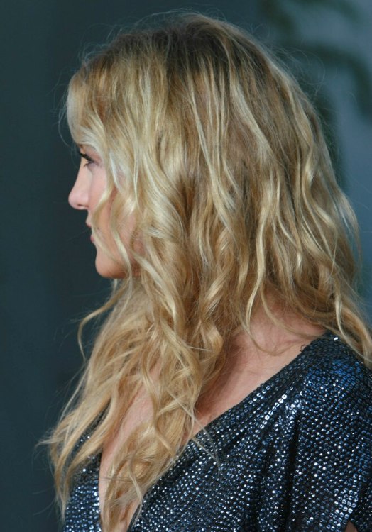 Kate Hudson's hair with natural looking waves and spirals