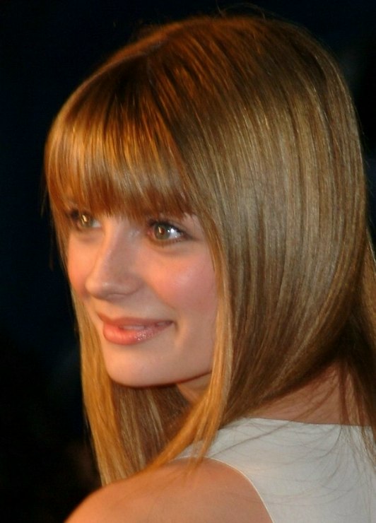 Mischa Barton wearing her hair long and tapered around her 