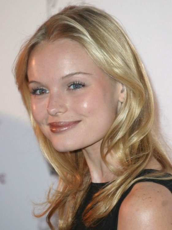 Kate Bosworth's long uncomplicated haircut with hair that caresses her ...