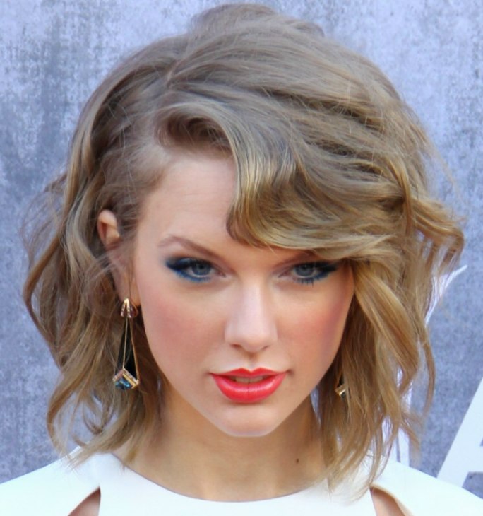 Taylor Swift Wearing Her Hair In A New Short Style Angled Bob Taylor Swift Wearing Her Hair In A New Short Style Angled Bob