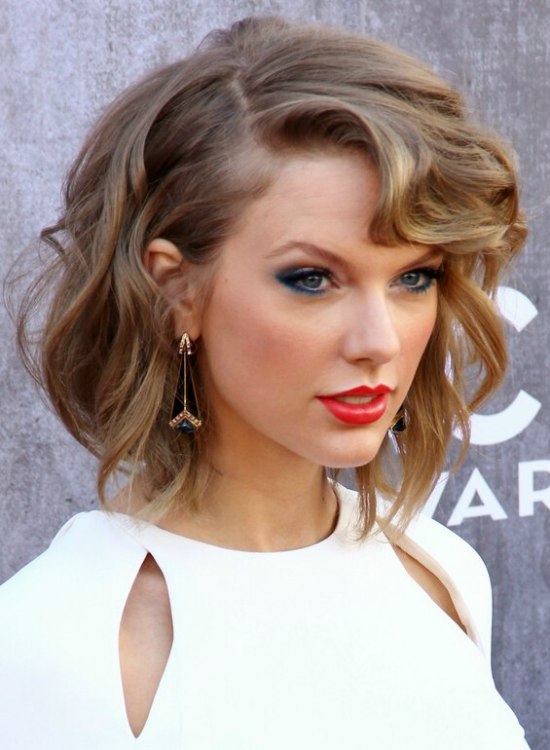 Taylor Swift wearing her hair in a new short style 