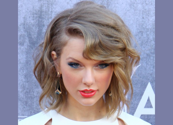 Taylor Swift with her hair in a long wavy bob