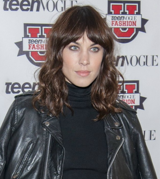 Alexa Chung | Long hair with loose curls styled away from the face