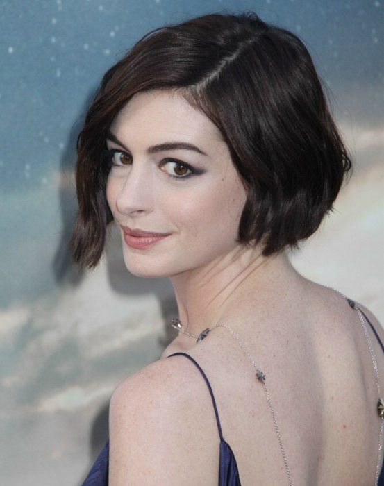Anne Hathaway Short Hair Back / Anne Hathaway Best Pixie Hairstyles