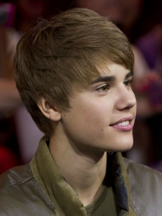 Justin Bieber's haircut resembling the Beatle haircut Justin Bieber's haircut resembling the Beatle haircut