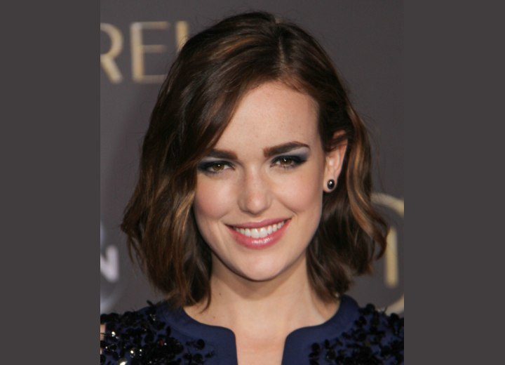 Elizabeth Henstridge - Easy to wear below the chin bob