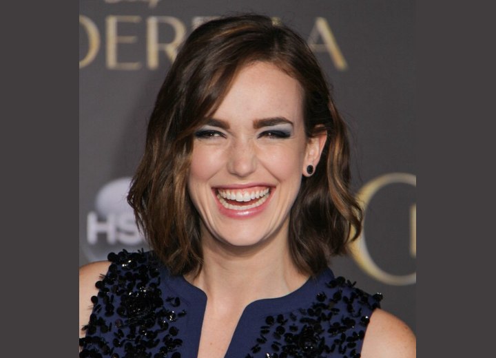 Elizabeth Henstridge wearing her hair in a wavy bob