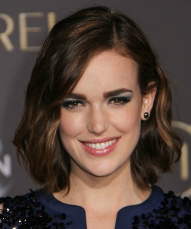 Elizabeth Henstridge Below the chin bob for dark brown Elizabeth Henstridge Below the chin bob for dark brown