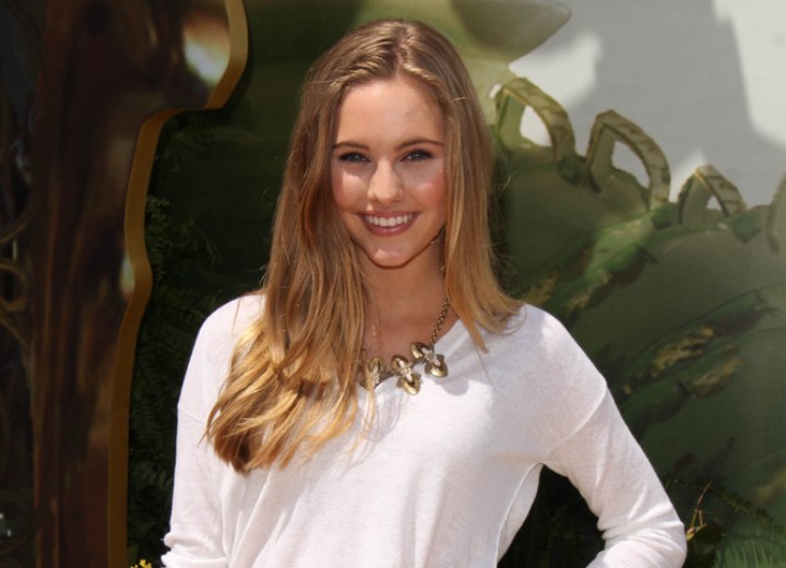 Ella Wahlestedt wearing her highlighted hair in a long laid-back style