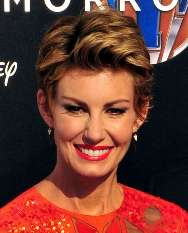 Faith Hill pixie