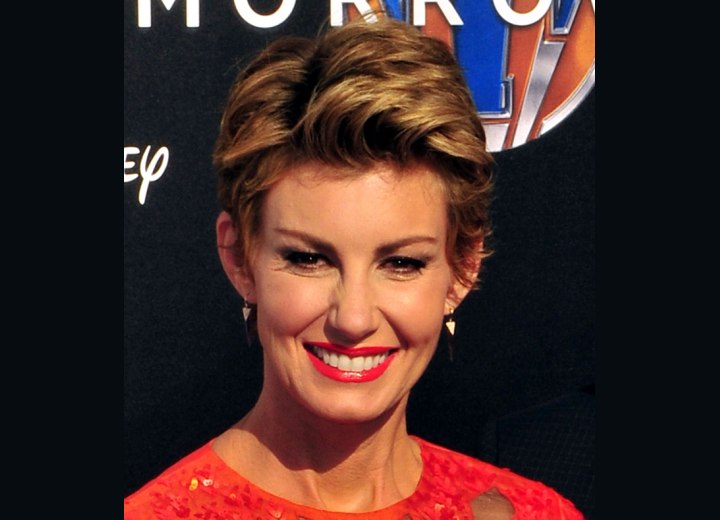 Faith Hill - Short hairstyle for a long and angular face