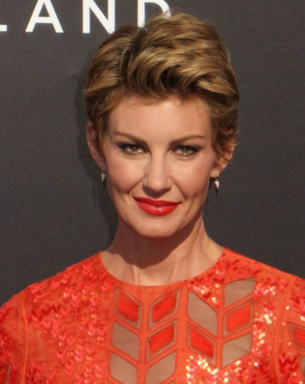 Faith Hill pixie