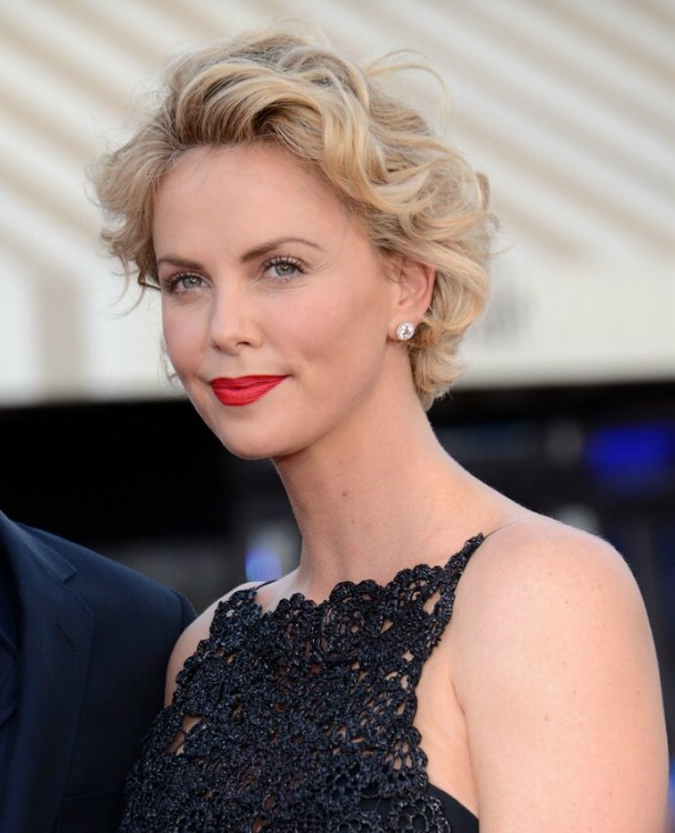 Charlize Theron | Short curled hairstyle with the hair away from the face