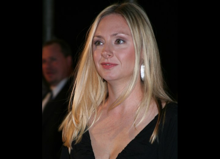 Hope Davis wearing a trendy and sleek long hairstyle