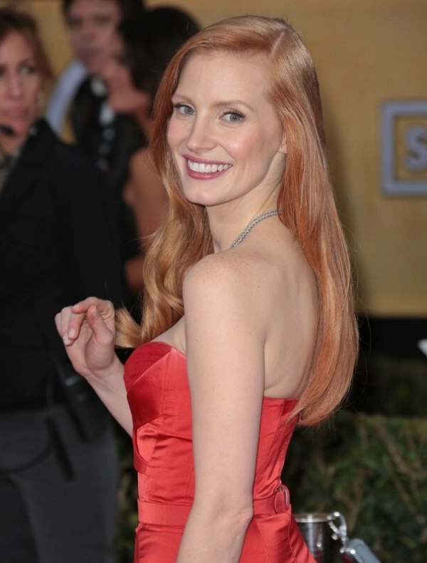 Jessica Chastain wearing her red hair long with waves