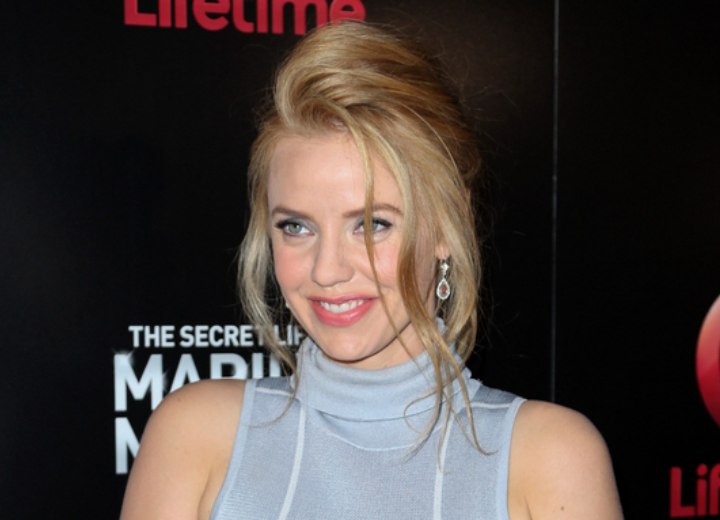 Kelli Garner wearing her hair up