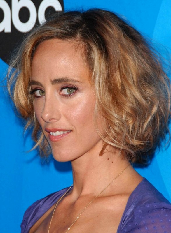 Kim Raver  Layered bob hairstyle for an oblong shaped face