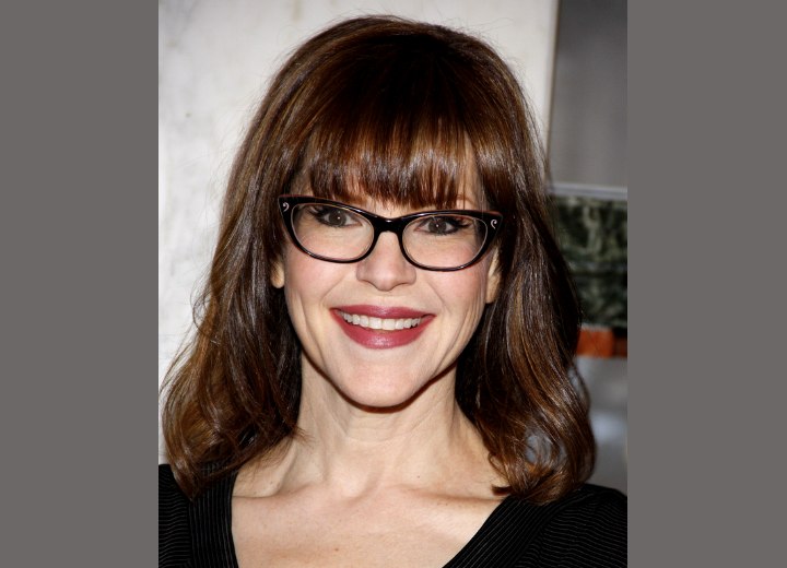 Lisa Loeb with her hair in a long bob with bangs