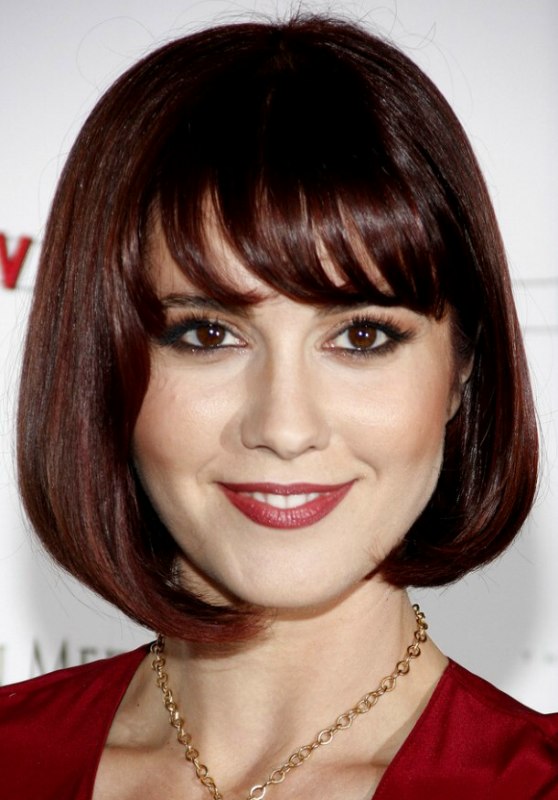 Mary Elizabeth Winstead  Short asymmetrical bob with 