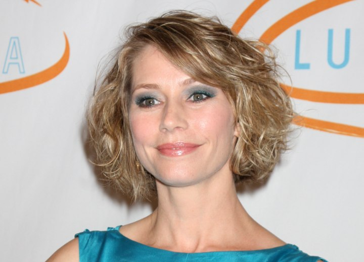 Meredith Monroe - Short hairstyle for culy haired girls