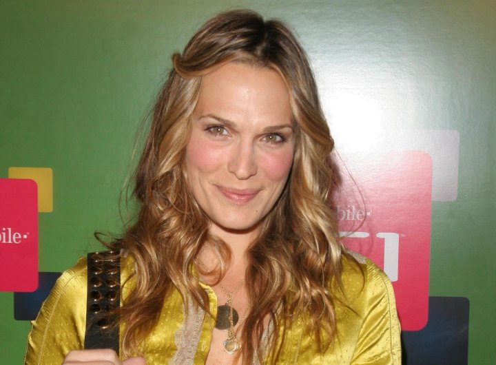 Molly Sims wearing her hair long with curls