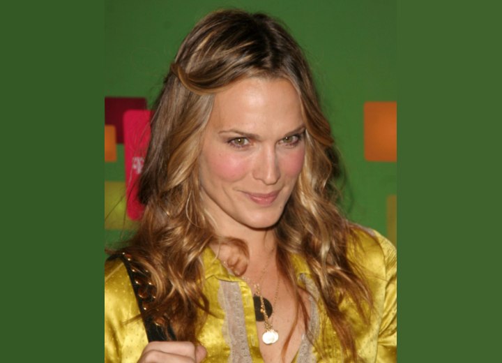 Molly Sims - Effortless long hairstyle with softness