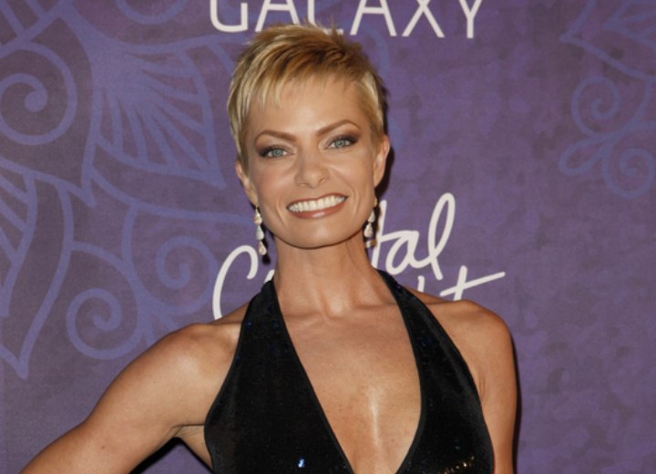 Pixie hairstyle with bangs - Jaime Pressly