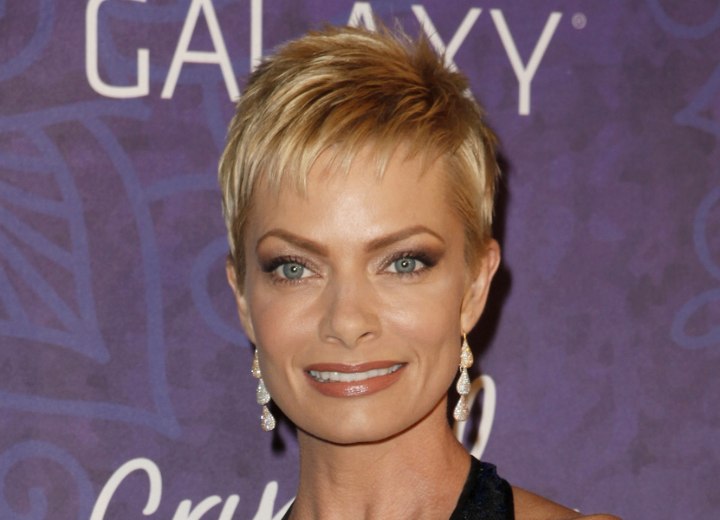 Jaime Pressly pixie