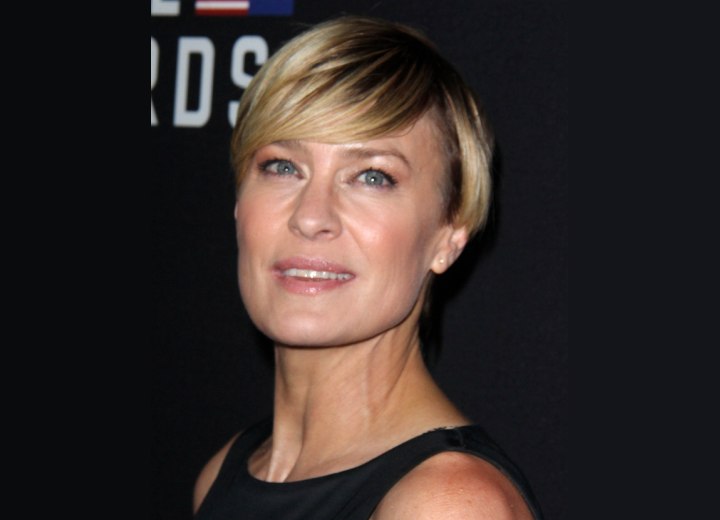 Pixie cuts with side bangs - Robin Wright