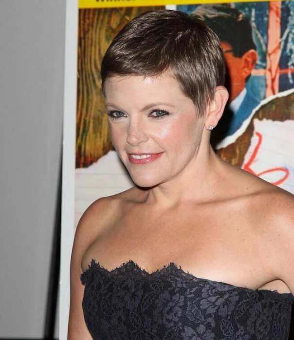 Natalie Maines  Simple pixie hairstyle for busy moms