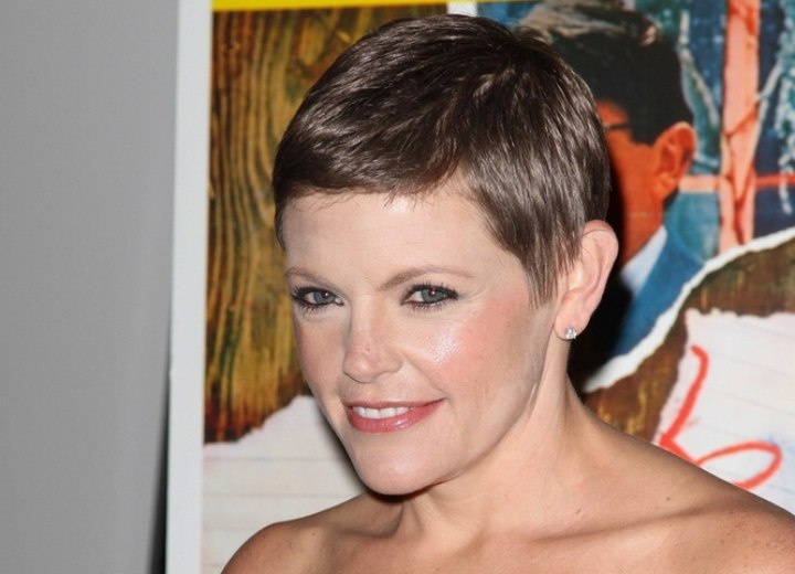 Very short pixie haircut - Natalie Maines