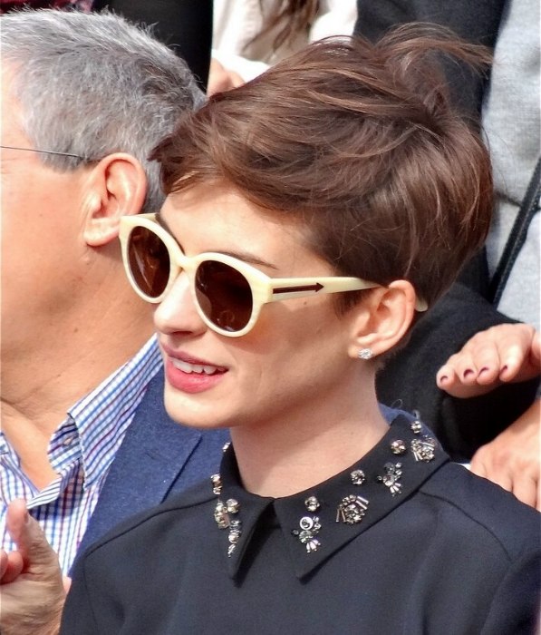 Anne Hathaway Pixie Hairstyle With Stacked Layers For A Diamond Face Shape