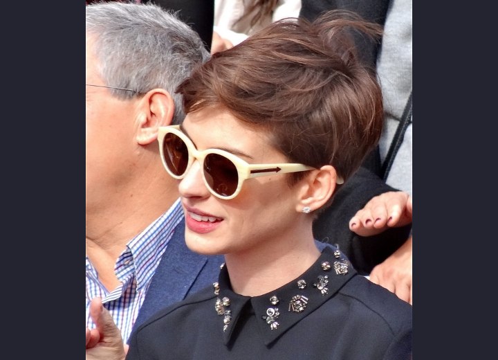 Pixie and sunglasses - Anne Hathaway