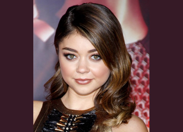 Sarah Hyland wearing brown hair with foils