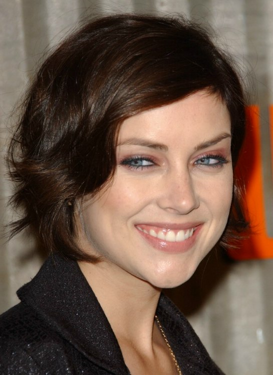 Jessica Stroup's carefree short hairstyle and low 