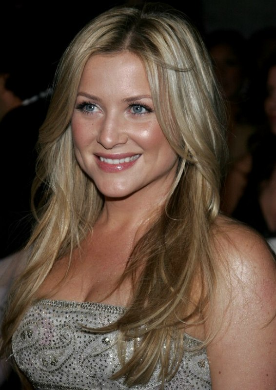 Jessica Capshaw wearing her long hair with a stylish 1960 