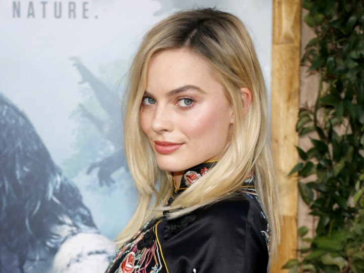 Margot Robbie hairstyle with ombré blonde coloring