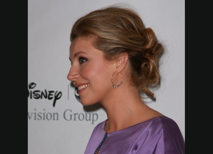 Sarah Chalke with her hair in an updo
