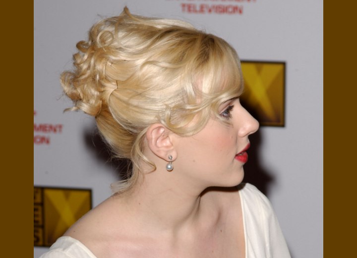 Scarlett Johannson - Side view of her romantic updo