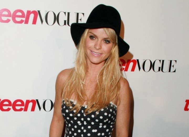 Taryn Manning combining her long blonde hair with a hat