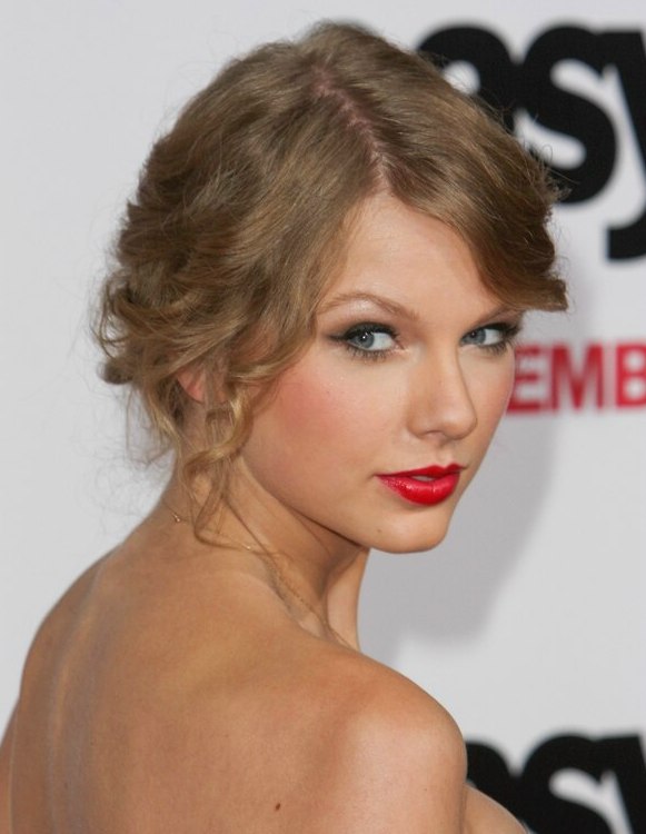 Taylor Swift  Hair braided and gathered into a large 